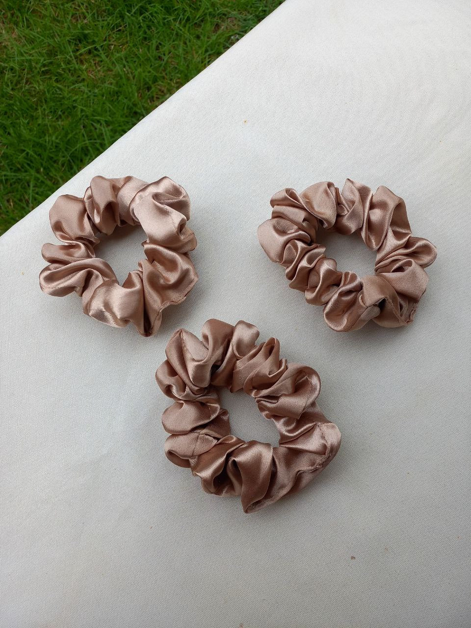 Scrunchie Tradicional Dourada
