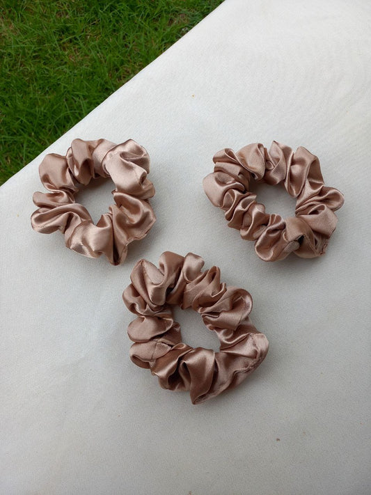 Scrunchie Tradicional Dourada
